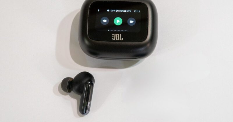 JBLの片方を紛失したワイヤレスイヤホンと充電ケース
